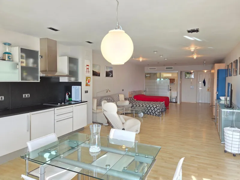 Located in Puerto Banús, Muelle Ribera, on the second line of the marina, this spacious 75 m² studio offers an excellent opportunity to create a bespoke home in one of Marbella's most iconic locations.