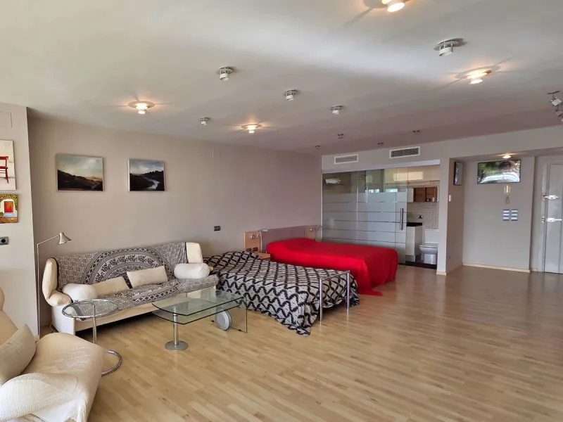 Located in Puerto Banús, Muelle Ribera, on the second line of the marina, this spacious 75 m² studio offers an excellent opportunity to create a bespoke home in one of Marbella's most iconic locations.