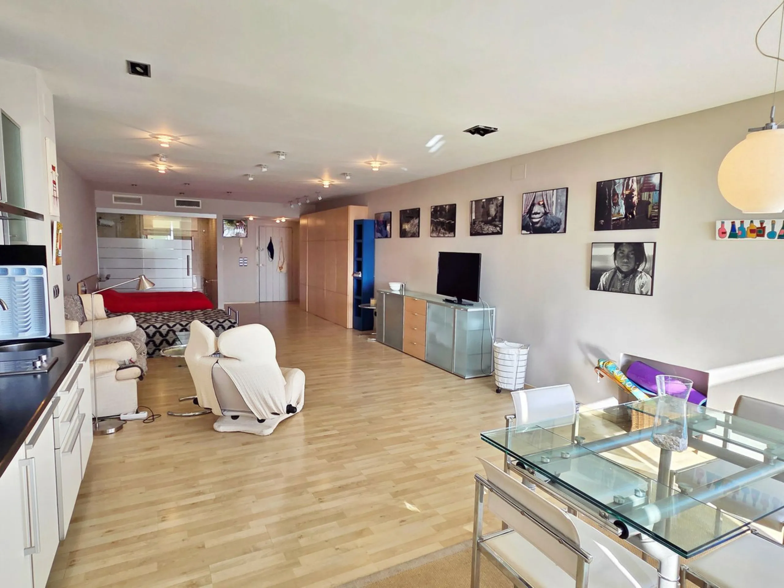 Located in Puerto Banús, Muelle Ribera, on the second line of the marina, this spacious 75 m² studio offers an excellent opportunity to create a bespoke home in one of Marbella's most iconic locations.