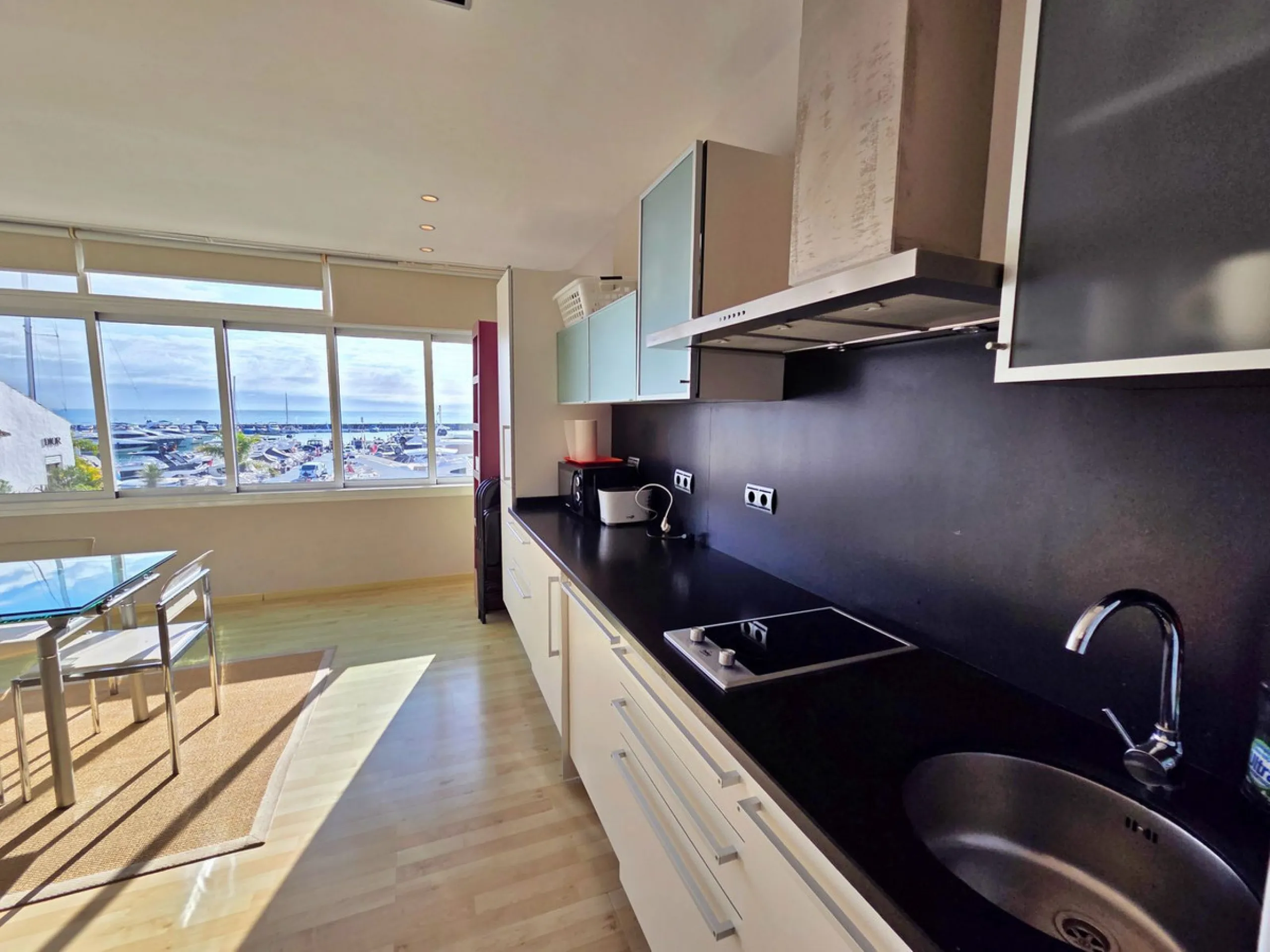 Located in Puerto Banús, Muelle Ribera, on the second line of the marina, this spacious 75 m² studio offers an excellent opportunity to create a bespoke home in one of Marbella's most iconic locations.