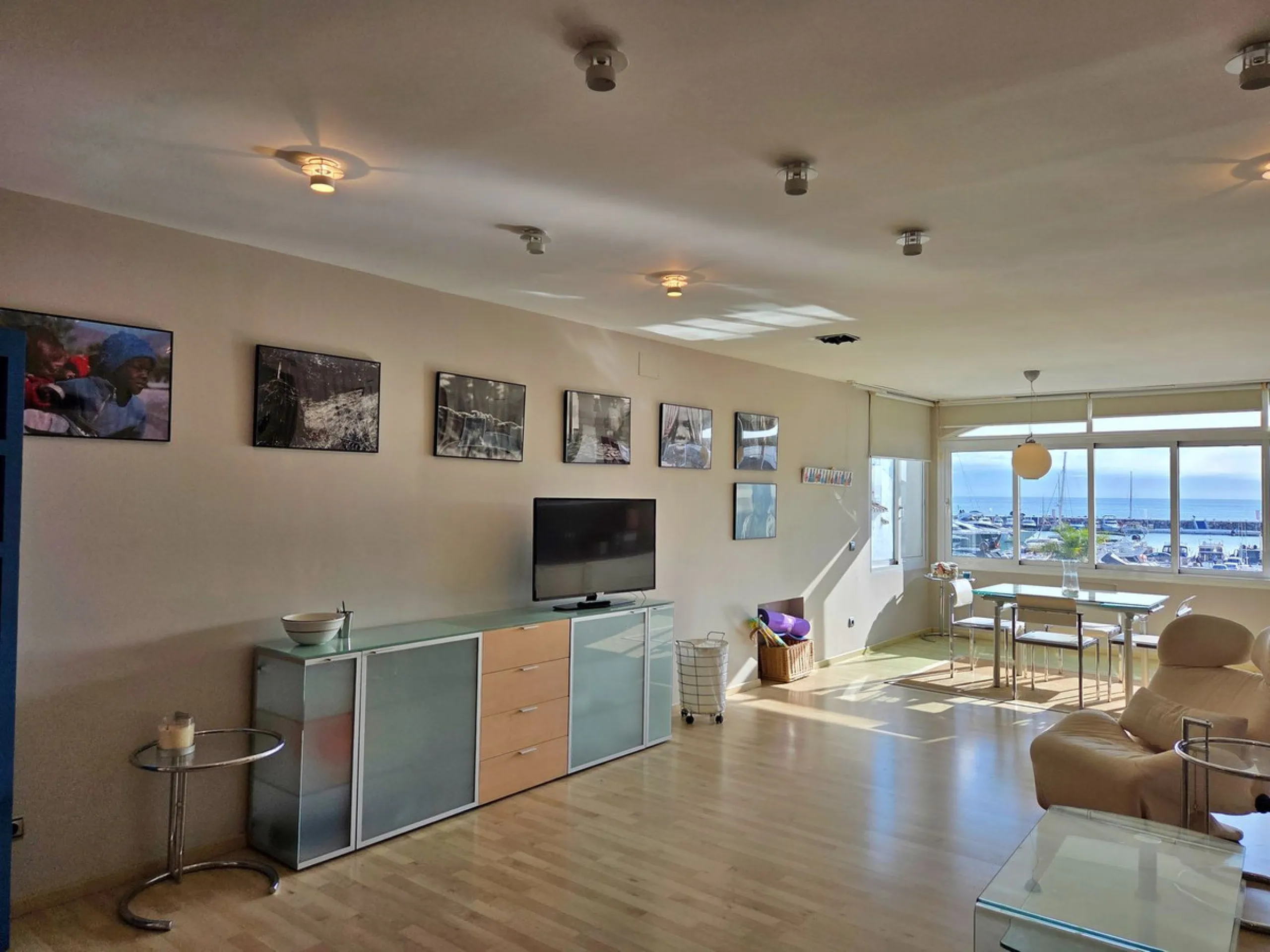 Located in Puerto Banús, Muelle Ribera, on the second line of the marina, this spacious 75 m² studio offers an excellent opportunity to create a bespoke home in one of Marbella's most iconic locations.