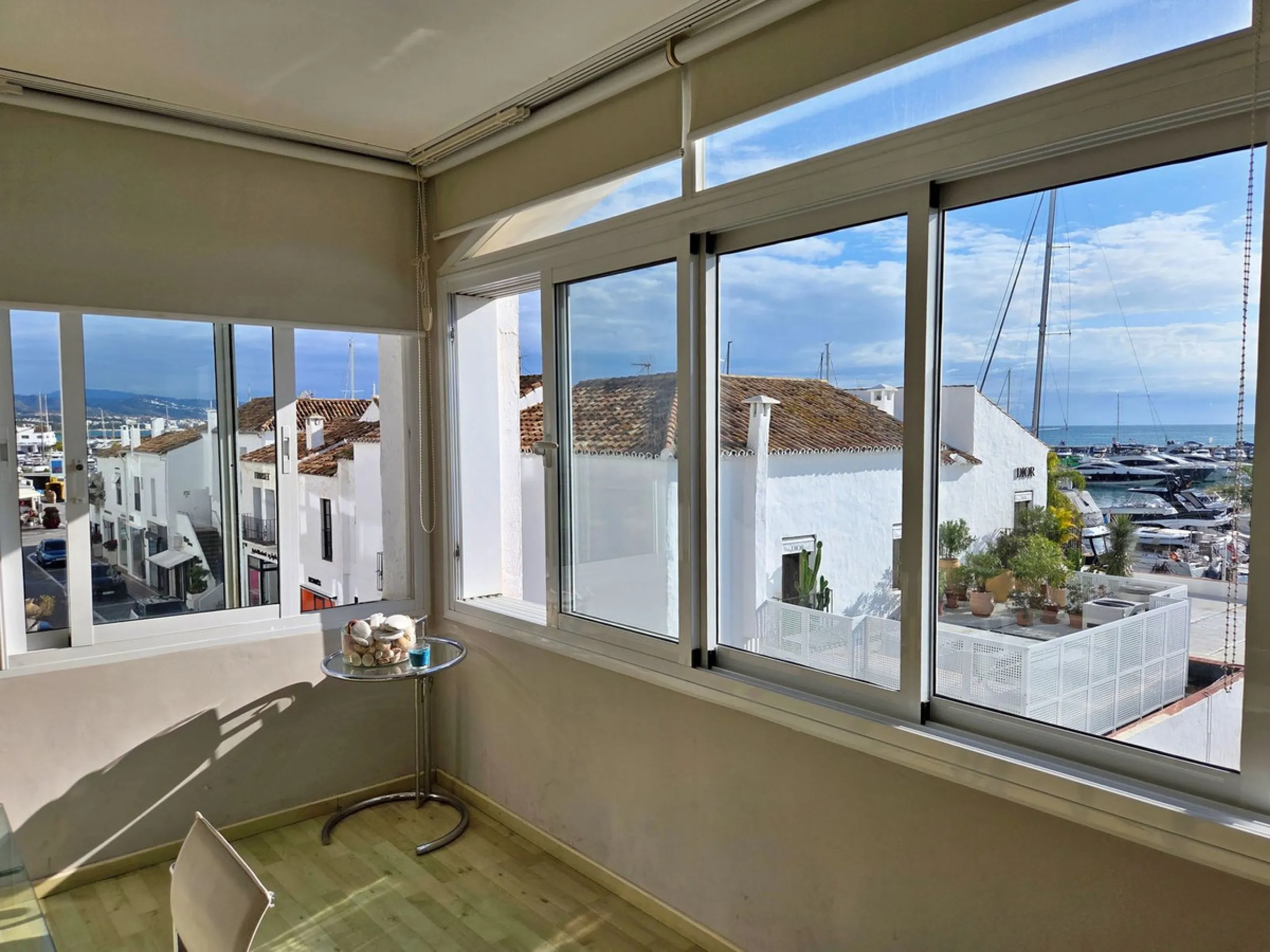 Located in Puerto Banús, Muelle Ribera, on the second line of the marina, this spacious 75 m² studio offers an excellent opportunity to create a bespoke home in one of Marbella's most iconic locations.