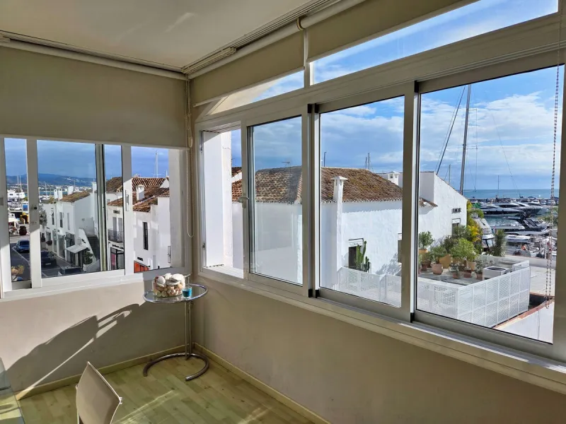 Located in Puerto Banús, Muelle Ribera, on the second line of the marina, this spacious 75 m² studio offers an excellent opportunity to create a bespoke home in one of Marbella's most iconic locations.