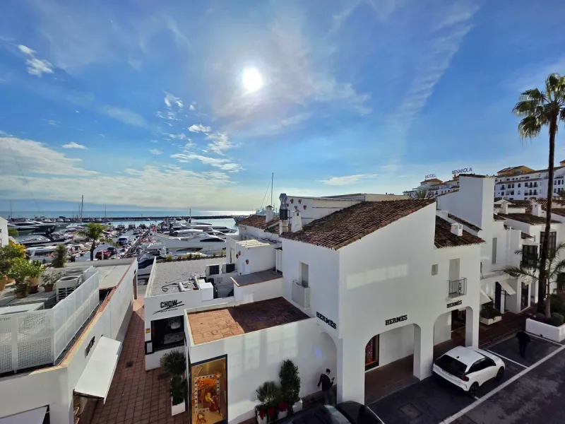 Located in Puerto Banús, Muelle Ribera, on the second line of the marina, this spacious 75 m² studio offers an excellent opportunity to create a bespoke home in one of Marbella's most iconic locations.