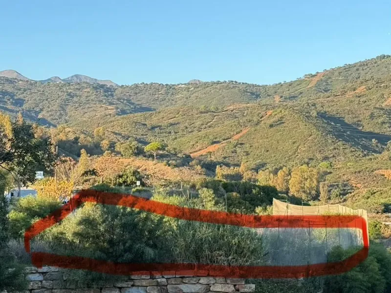 Discover an exceptional development opportunity in one of Marbella's most sought-after residential areas. This spacious 1,246 m² plot is located in Elviria, a well-established and desirable neighborhood known for its tranquility, natural surroundings, and