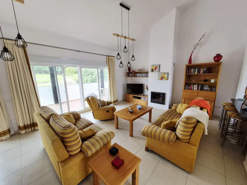 ABSOLUTELY STUNNING PENTHOUSE WITH MAGNIFICENT VIEWS AND A UNIQUE URBAN LOFT-STYLE DESIGN WITH PRIVATE LIFT ENTRY DIRECTLY INTO THE APARTMENT. FROM THE MOMENT YOU ENTER THE APARTMENT YOU NOTICE THE INCREDIBLE LIGHT AND SENSE OF SPACE CREATED BY THE DOUBLE