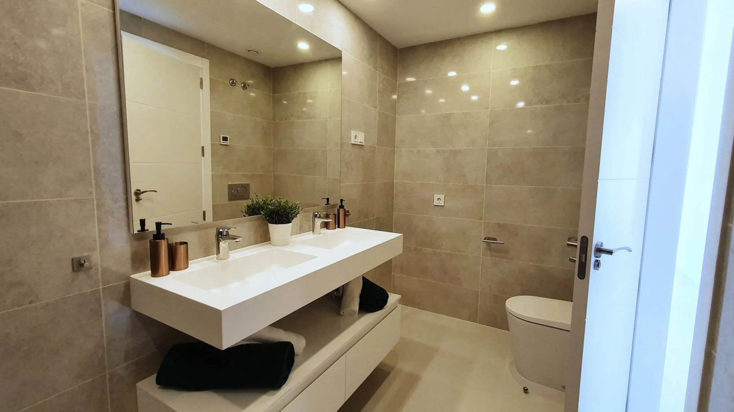 This stunning ground-floor apartment in Los Miradores del Sol Phase I perfectly combines contemporary luxury with Mediterranean indoor-outdoor living on Estepona's exclusive New Golden Mile. Offering 92 m² of elegant interior space and an impressive 84 m²