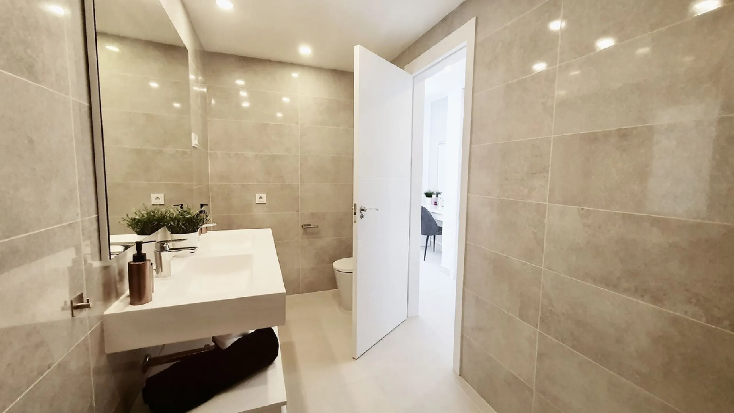This stunning ground-floor apartment in Los Miradores del Sol Phase I perfectly combines contemporary luxury with Mediterranean indoor-outdoor living on Estepona's exclusive New Golden Mile. Offering 92 m² of elegant interior space and an impressive 84 m²