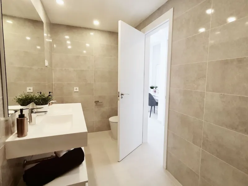 This stunning ground-floor apartment in Los Miradores del Sol Phase I perfectly combines contemporary luxury with Mediterranean indoor-outdoor living on Estepona's exclusive New Golden Mile. Offering 92 m² of elegant interior space and an impressive 84 m²