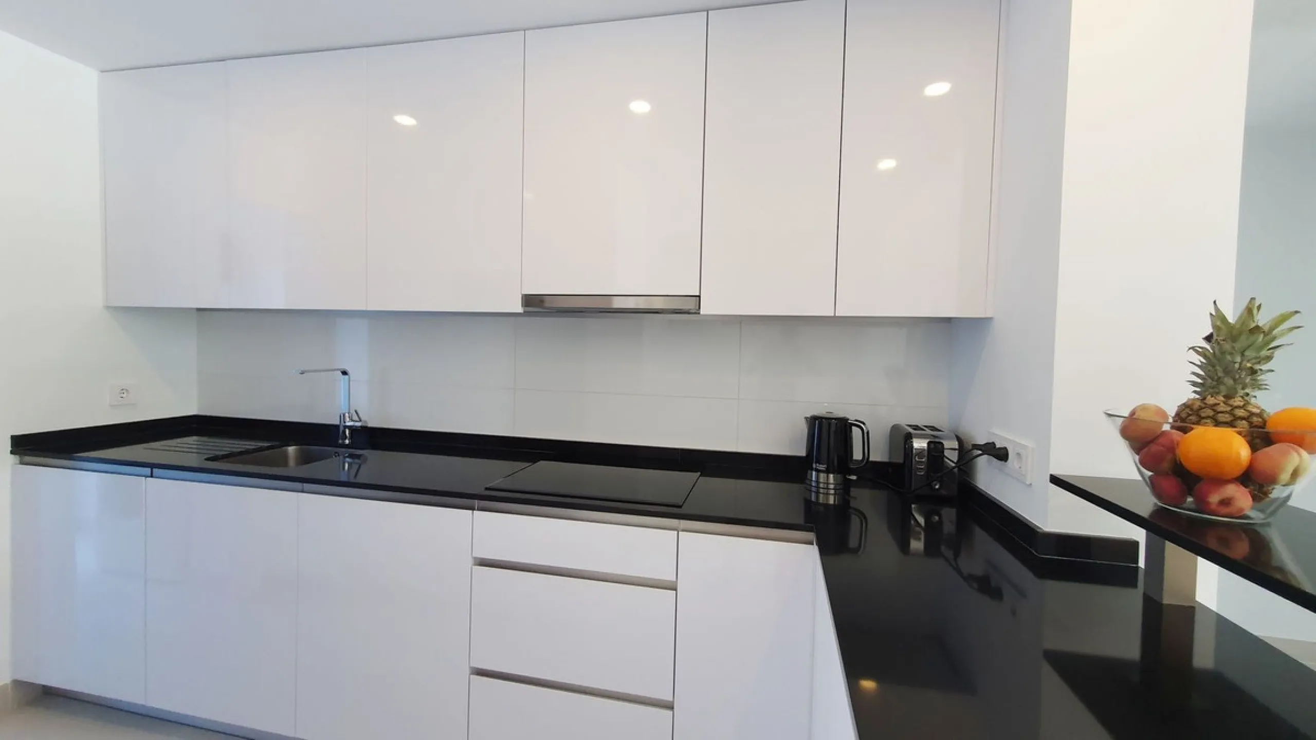 This stunning ground-floor apartment in Los Miradores del Sol Phase I perfectly combines contemporary luxury with Mediterranean indoor-outdoor living on Estepona's exclusive New Golden Mile. Offering 92 m² of elegant interior space and an impressive 84 m²