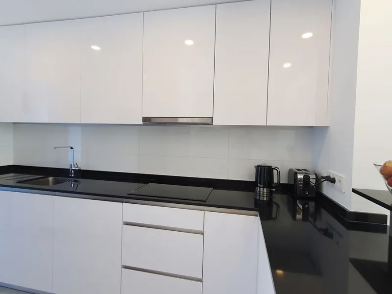 This stunning ground-floor apartment in Los Miradores del Sol Phase I perfectly combines contemporary luxury with Mediterranean indoor-outdoor living on Estepona's exclusive New Golden Mile. Offering 92 m² of elegant interior space and an impressive 84 m²