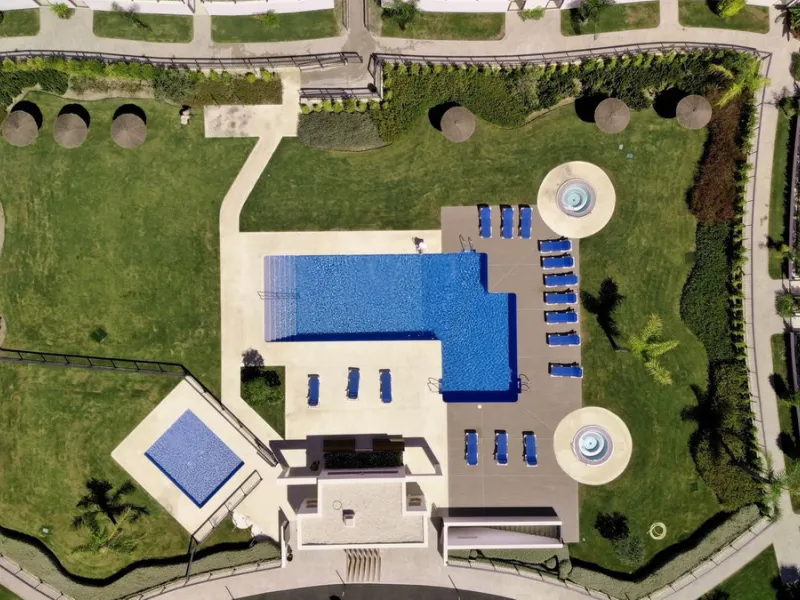 This stunning ground-floor apartment in Los Miradores del Sol Phase I perfectly combines contemporary luxury with Mediterranean indoor-outdoor living on Estepona's exclusive New Golden Mile. Offering 92 m² of elegant interior space and an impressive 84 m²