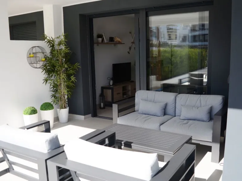 This stunning ground-floor apartment in Los Miradores del Sol Phase I perfectly combines contemporary luxury with Mediterranean indoor-outdoor living on Estepona's exclusive New Golden Mile. Offering 92 m² of elegant interior space and an impressive 84 m²