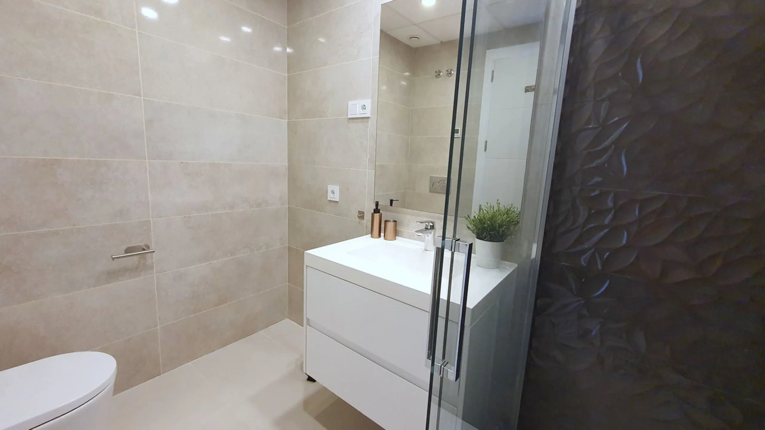 This stunning ground-floor apartment in Los Miradores del Sol Phase I perfectly combines contemporary luxury with Mediterranean indoor-outdoor living on Estepona's exclusive New Golden Mile. Offering 92 m² of elegant interior space and an impressive 84 m²