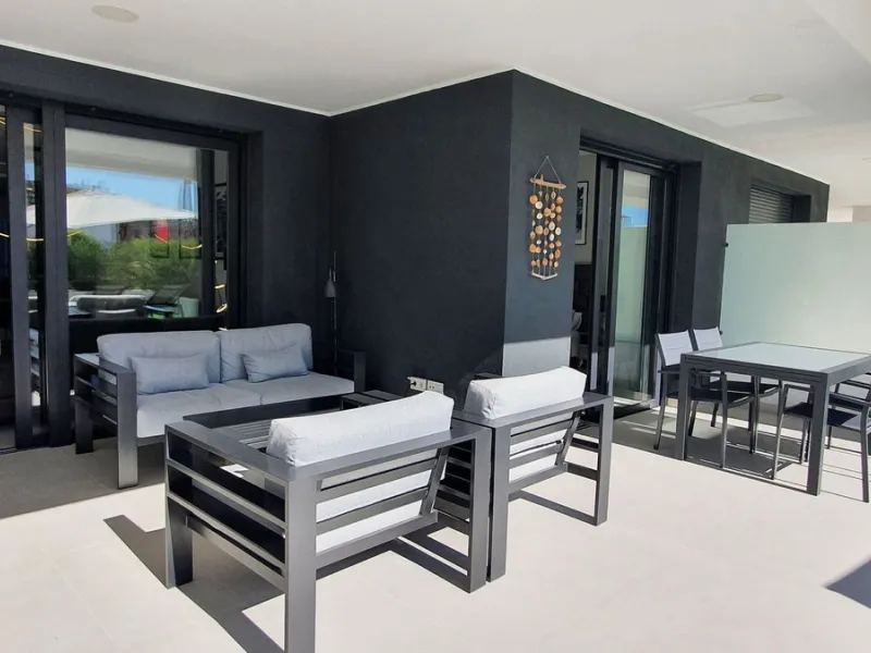This stunning ground-floor apartment in Los Miradores del Sol Phase I perfectly combines contemporary luxury with Mediterranean indoor-outdoor living on Estepona's exclusive New Golden Mile. Offering 92 m² of elegant interior space and an impressive 84 m²