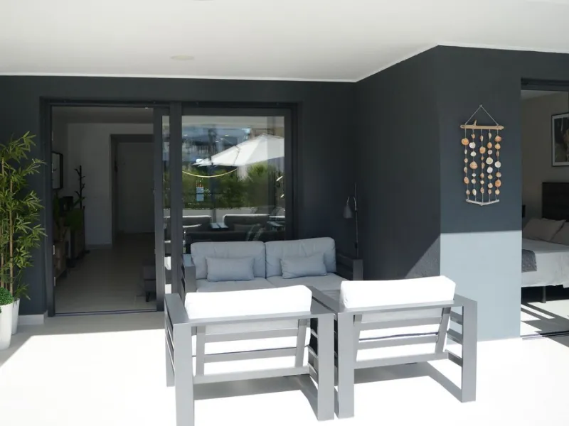 This stunning ground-floor apartment in Los Miradores del Sol Phase I perfectly combines contemporary luxury with Mediterranean indoor-outdoor living on Estepona's exclusive New Golden Mile. Offering 92 m² of elegant interior space and an impressive 84 m²
