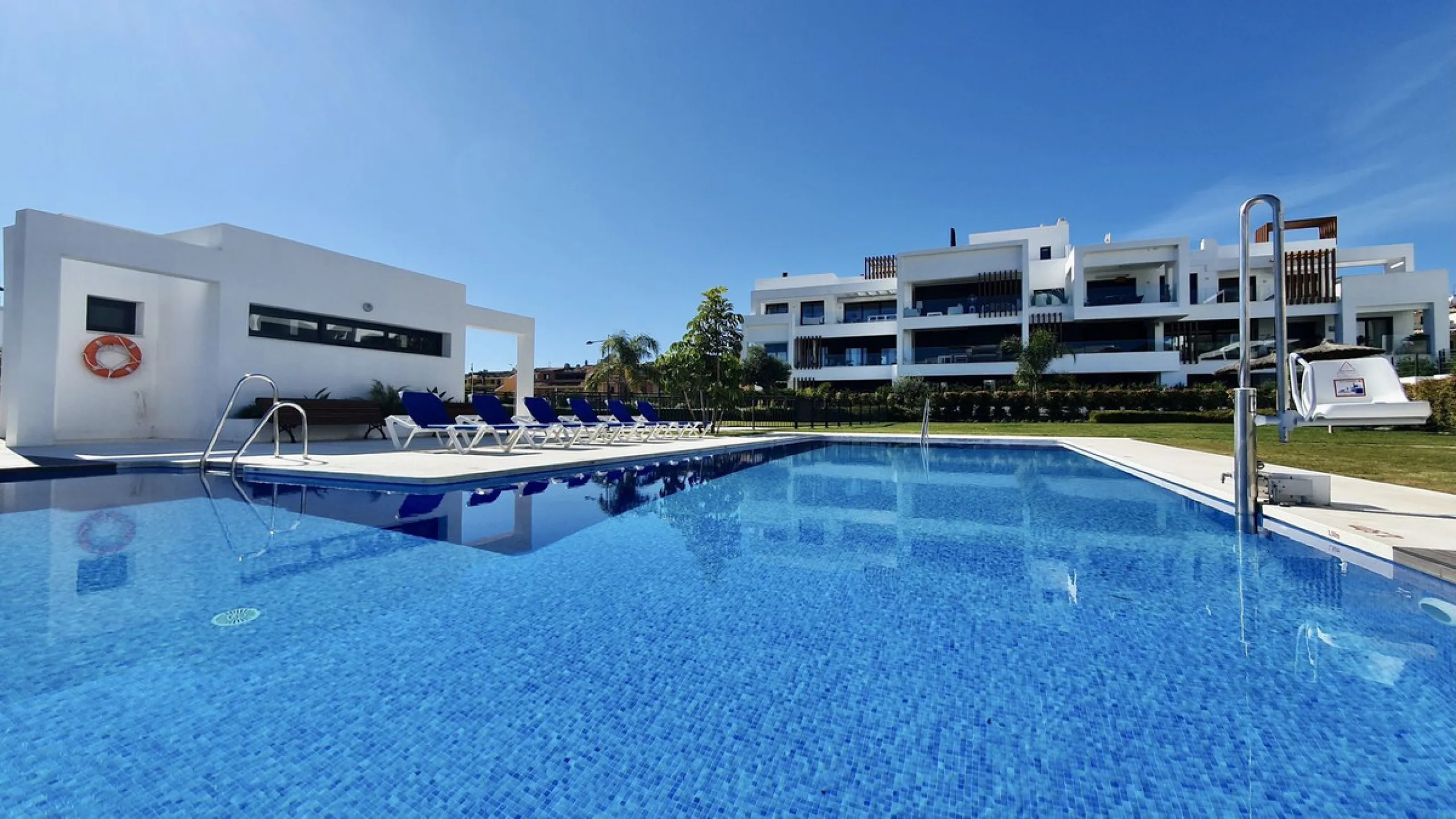 This stunning ground-floor apartment in Los Miradores del Sol Phase I perfectly combines contemporary luxury with Mediterranean indoor-outdoor living on Estepona's exclusive New Golden Mile. Offering 92 m² of elegant interior space and an impressive 84 m²