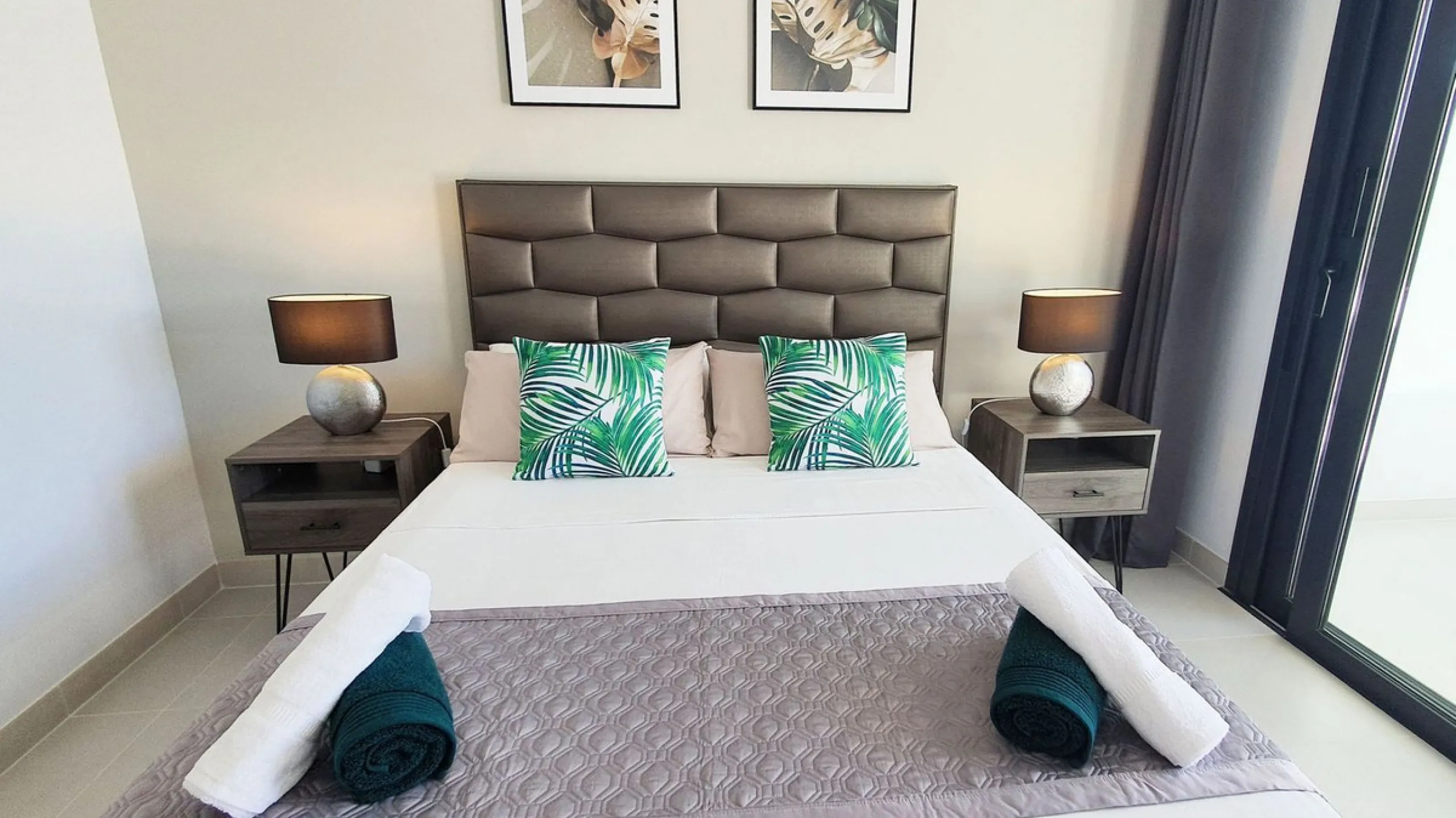 This stunning ground-floor apartment in Los Miradores del Sol Phase I perfectly combines contemporary luxury with Mediterranean indoor-outdoor living on Estepona's exclusive New Golden Mile. Offering 92 m² of elegant interior space and an impressive 84 m²