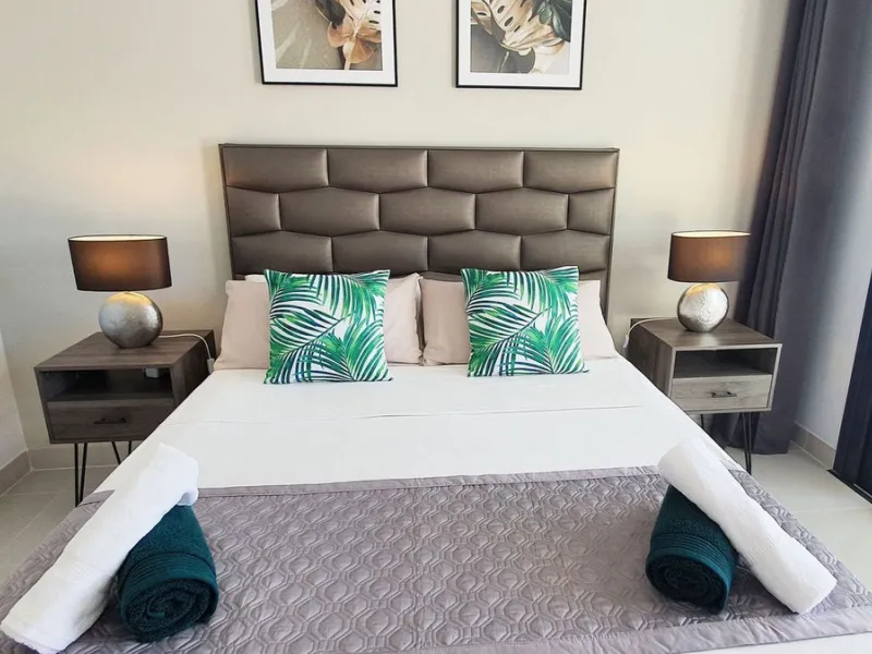 This stunning ground-floor apartment in Los Miradores del Sol Phase I perfectly combines contemporary luxury with Mediterranean indoor-outdoor living on Estepona's exclusive New Golden Mile. Offering 92 m² of elegant interior space and an impressive 84 m²