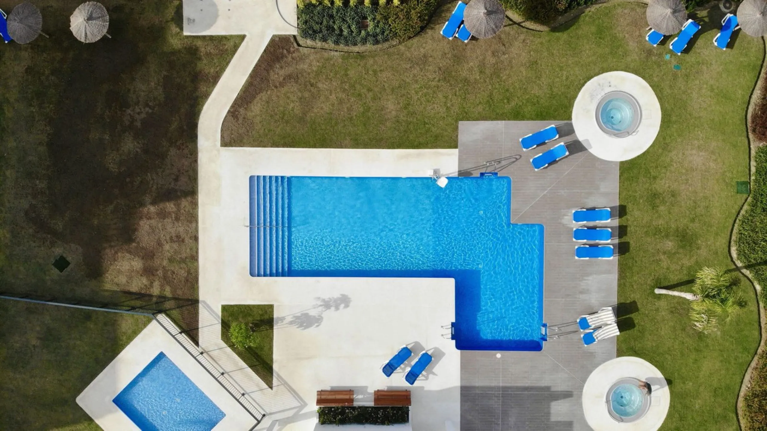 This stunning ground-floor apartment in Los Miradores del Sol Phase I perfectly combines contemporary luxury with Mediterranean indoor-outdoor living on Estepona's exclusive New Golden Mile. Offering 92 m² of elegant interior space and an impressive 84 m²