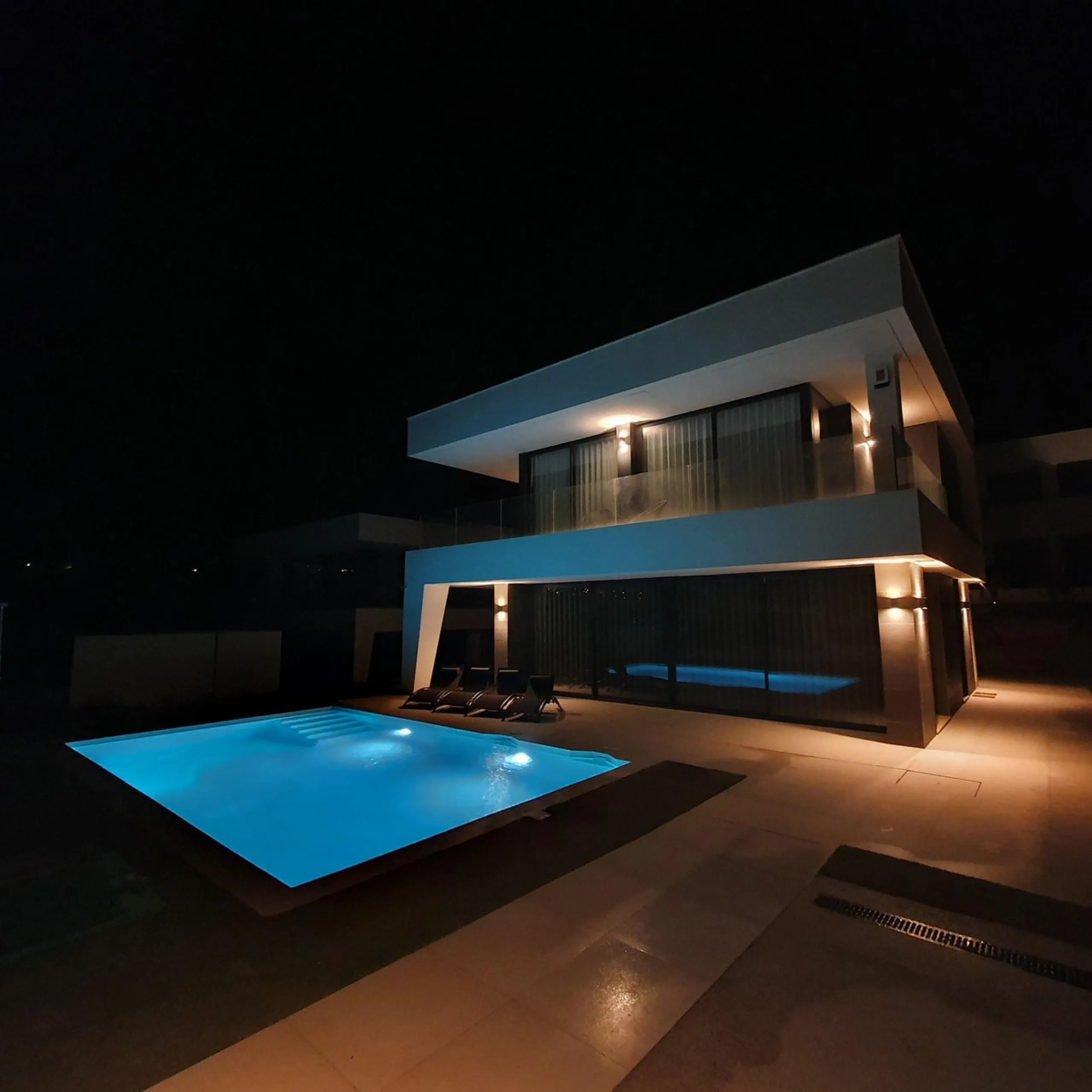 Discover modern Mediterranean living at its finest in this beautifully designed 4-bedroom, 3-bathroom luxury villa, ideally located in the sought-after area of La Duquesa on the Costa del Sol. Offering an enviable blend of elegant architecture, spacious i