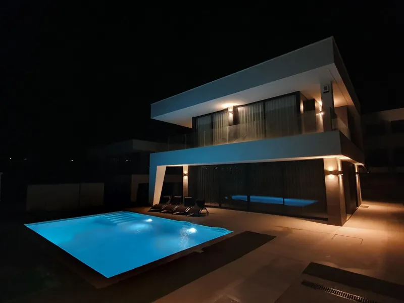 Discover modern Mediterranean living at its finest in this beautifully designed 4-bedroom, 3-bathroom luxury villa, ideally located in the sought-after area of La Duquesa on the Costa del Sol. Offering an enviable blend of elegant architecture, spacious i