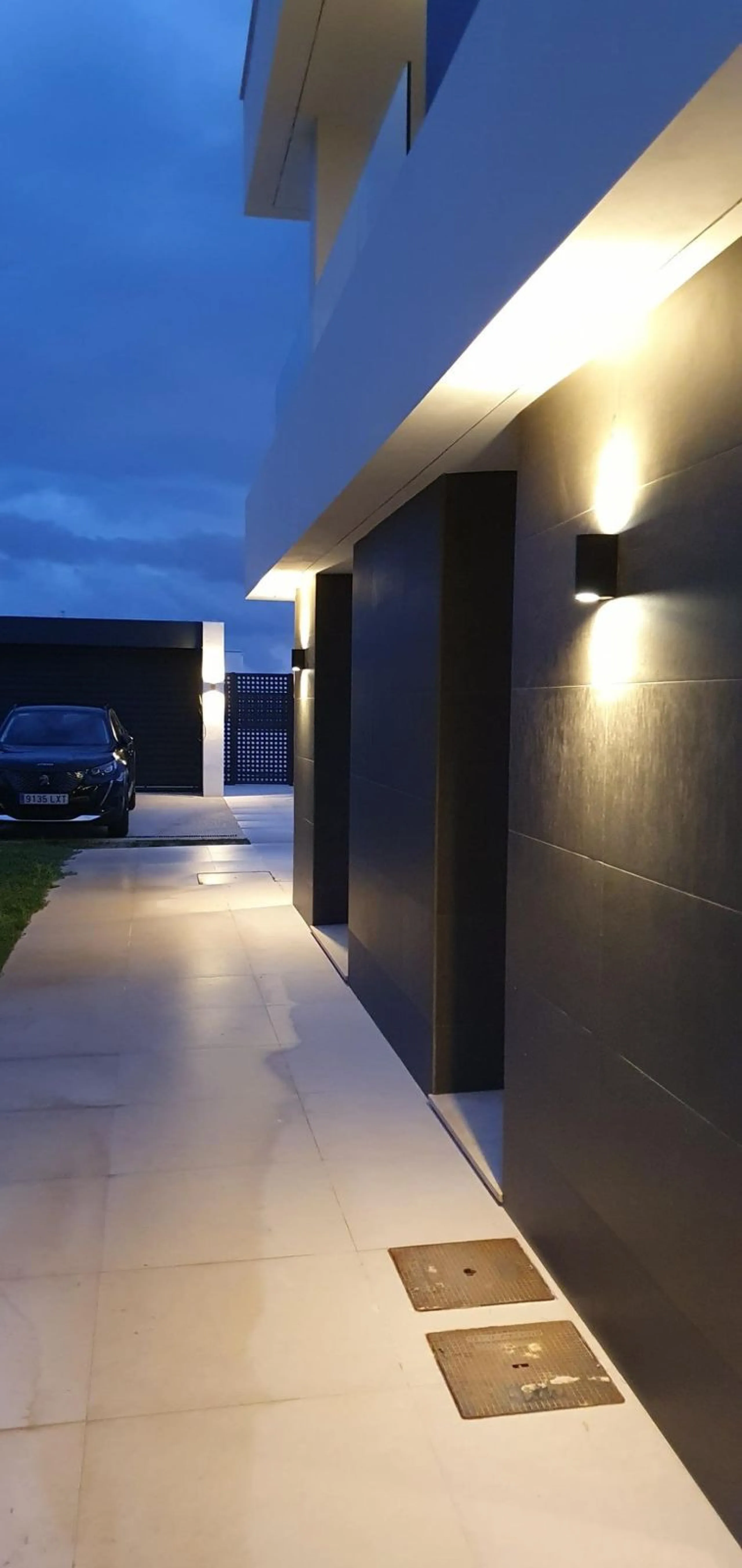 Discover modern Mediterranean living at its finest in this beautifully designed 4-bedroom, 3-bathroom luxury villa, ideally located in the sought-after area of La Duquesa on the Costa del Sol. Offering an enviable blend of elegant architecture, spacious i