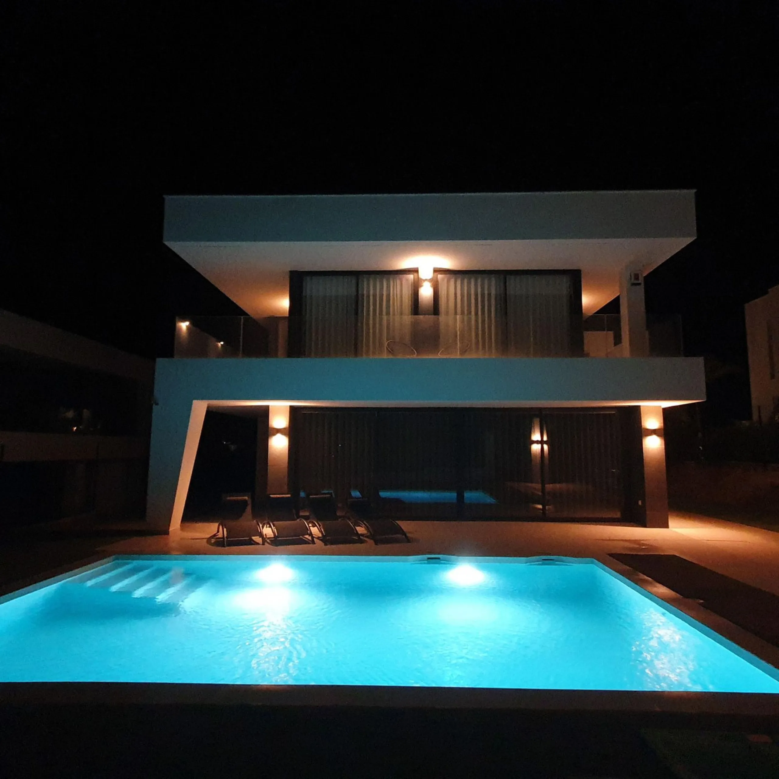 Discover modern Mediterranean living at its finest in this beautifully designed 4-bedroom, 3-bathroom luxury villa, ideally located in the sought-after area of La Duquesa on the Costa del Sol. Offering an enviable blend of elegant architecture, spacious i