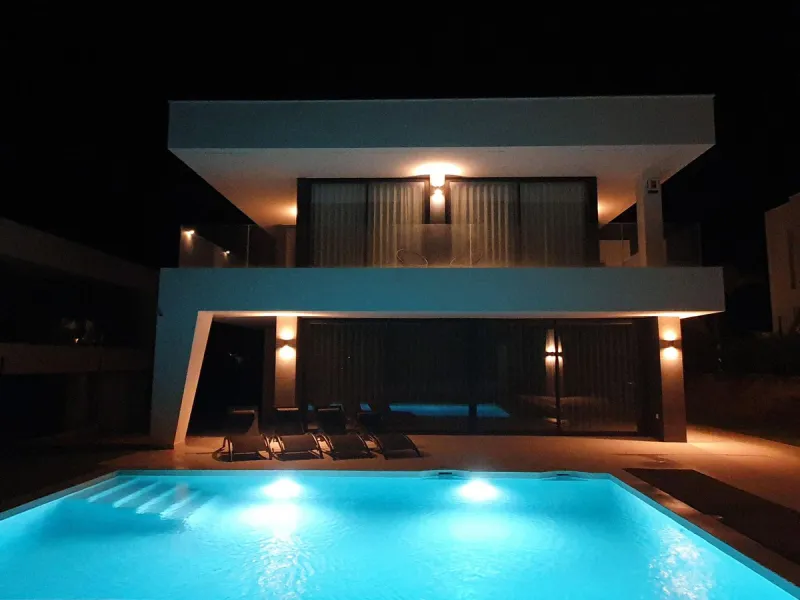 Discover modern Mediterranean living at its finest in this beautifully designed 4-bedroom, 3-bathroom luxury villa, ideally located in the sought-after area of La Duquesa on the Costa del Sol. Offering an enviable blend of elegant architecture, spacious i