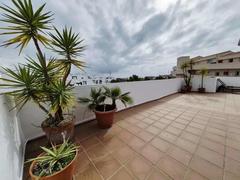 ABSOLUTELY STUNNING PENTHOUSE WITH MAGNIFICENT VIEWS AND A UNIQUE URBAN LOFT-STYLE DESIGN WITH PRIVATE LIFT ENTRY DIRECTLY INTO THE APARTMENT. FROM THE MOMENT YOU ENTER THE APARTMENT YOU NOTICE THE INCREDIBLE LIGHT AND SENSE OF SPACE CREATED BY THE DOUBLE