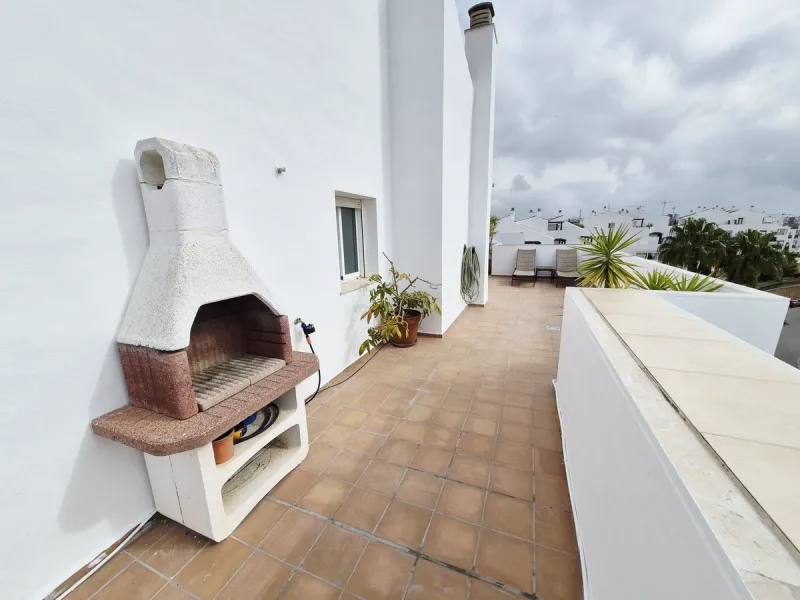 ABSOLUTELY STUNNING PENTHOUSE WITH MAGNIFICENT VIEWS AND A UNIQUE URBAN LOFT-STYLE DESIGN WITH PRIVATE LIFT ENTRY DIRECTLY INTO THE APARTMENT. FROM THE MOMENT YOU ENTER THE APARTMENT YOU NOTICE THE INCREDIBLE LIGHT AND SENSE OF SPACE CREATED BY THE DOUBLE
