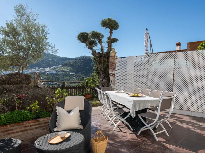 House - Townhouse в продаже в Monda, Málaga. В доме 3 спален и 2 ванных комнат. Площадь дома 237 м²