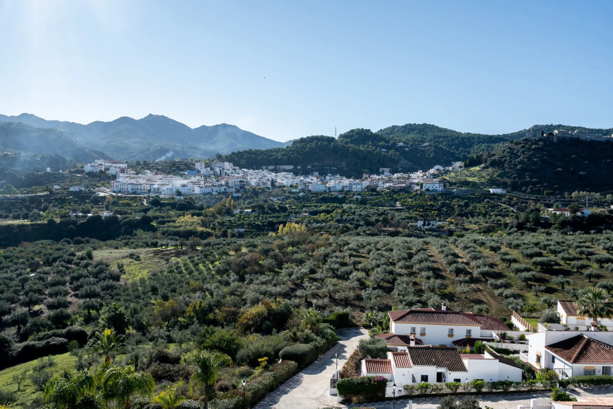 House - Townhouse в продаже в Monda, Málaga. В доме 3 спален и 2 ванных комнат. Площадь дома 237 м²