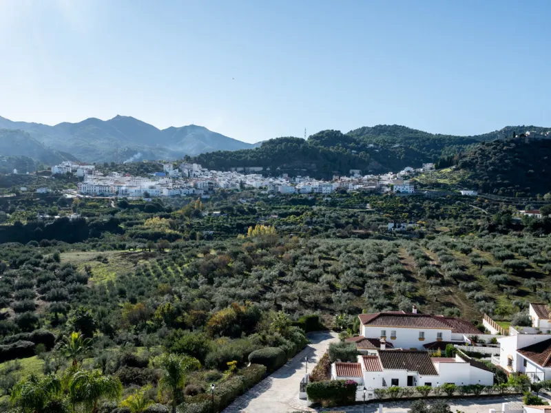 House - Townhouse в продаже в Monda, Málaga. В доме 3 спален и 2 ванных комнат. Площадь дома 237 м²