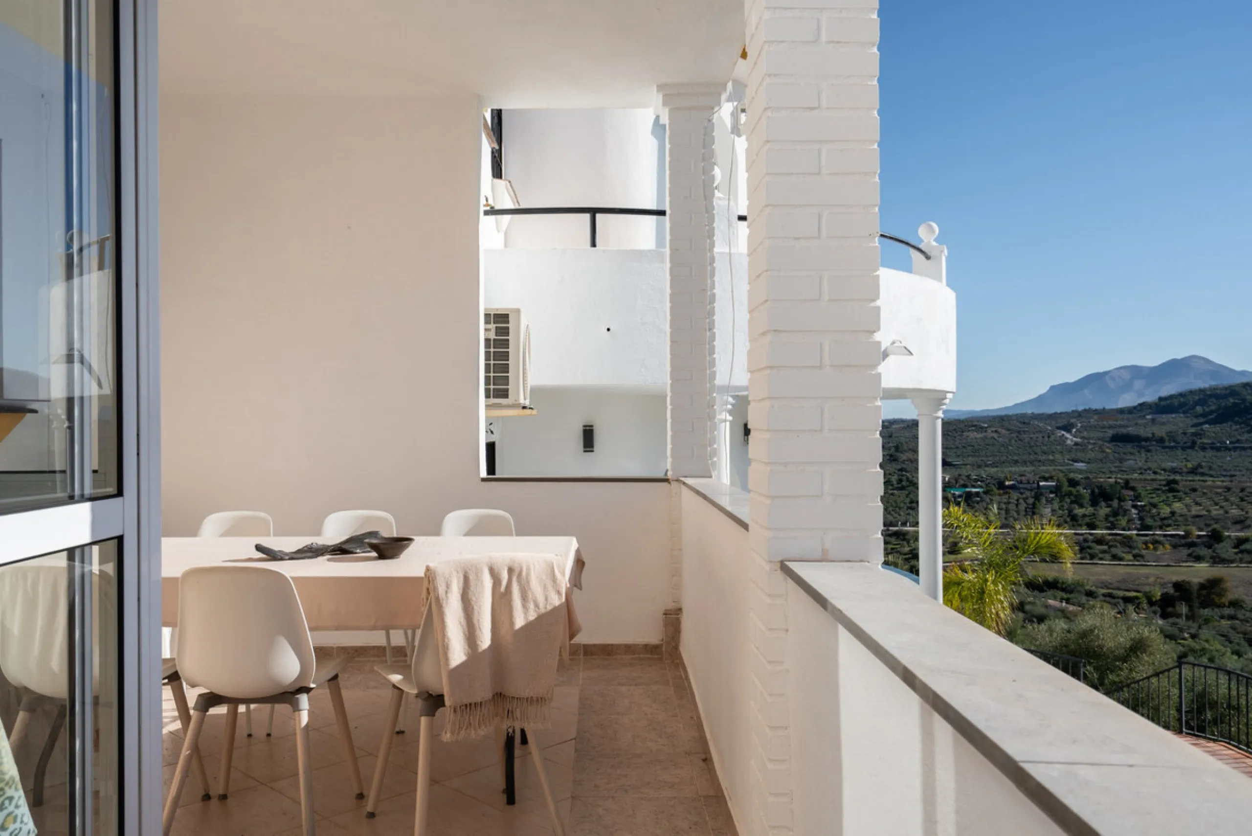 House - Townhouse в продаже в Monda, Málaga. В доме 3 спален и 2 ванных комнат. Площадь дома 237 м²
