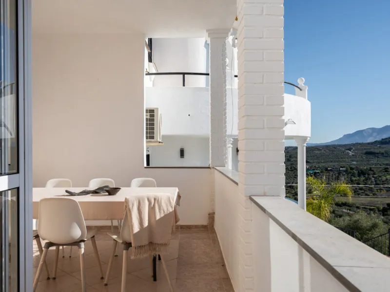 House - Townhouse в продаже в Monda, Málaga. В доме 3 спален и 2 ванных комнат. Площадь дома 237 м²
