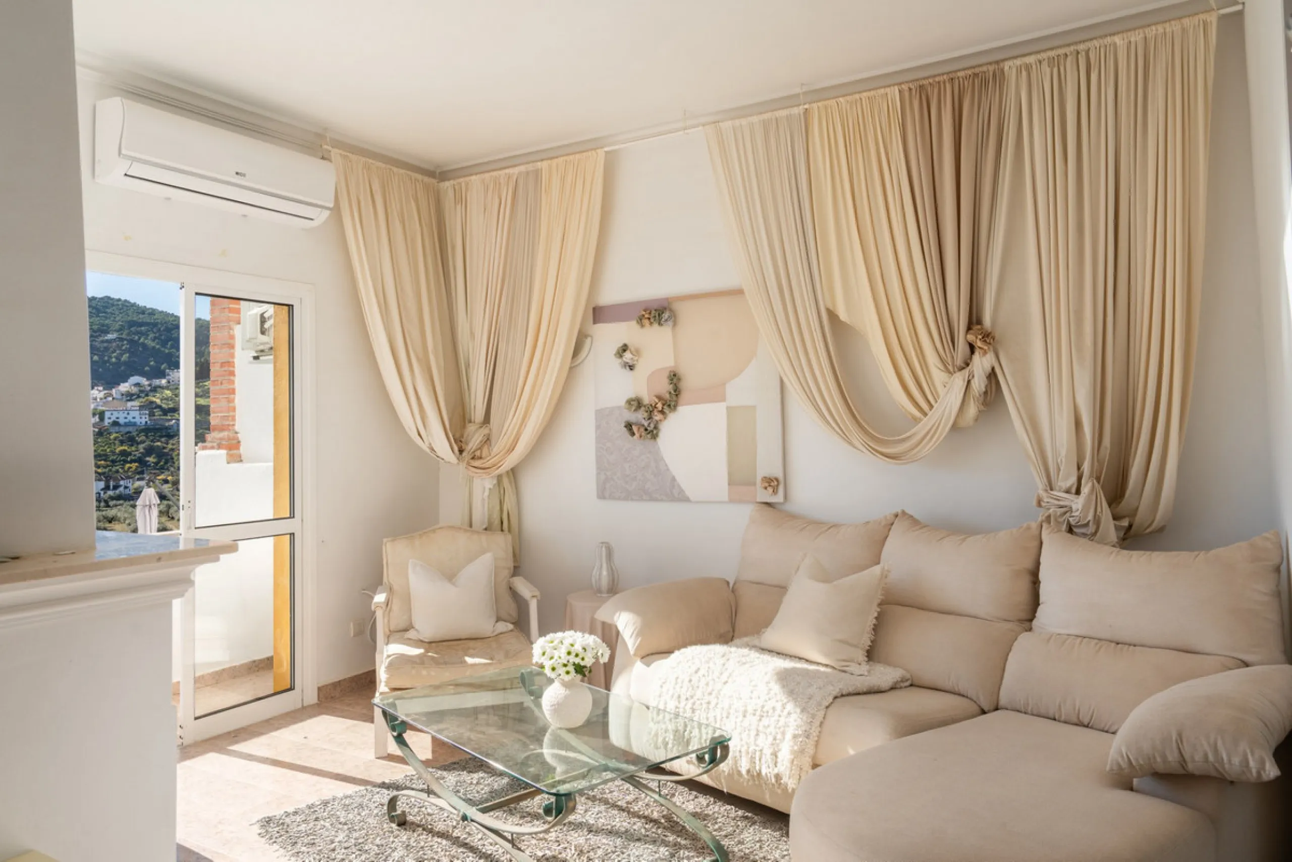 House - Townhouse в продаже в Monda, Málaga. В доме 3 спален и 2 ванных комнат. Площадь дома 237 м²