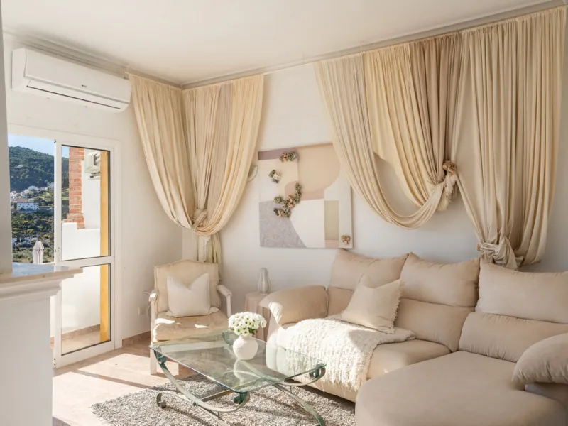 House - Townhouse в продаже в Monda, Málaga. В доме 3 спален и 2 ванных комнат. Площадь дома 237 м²