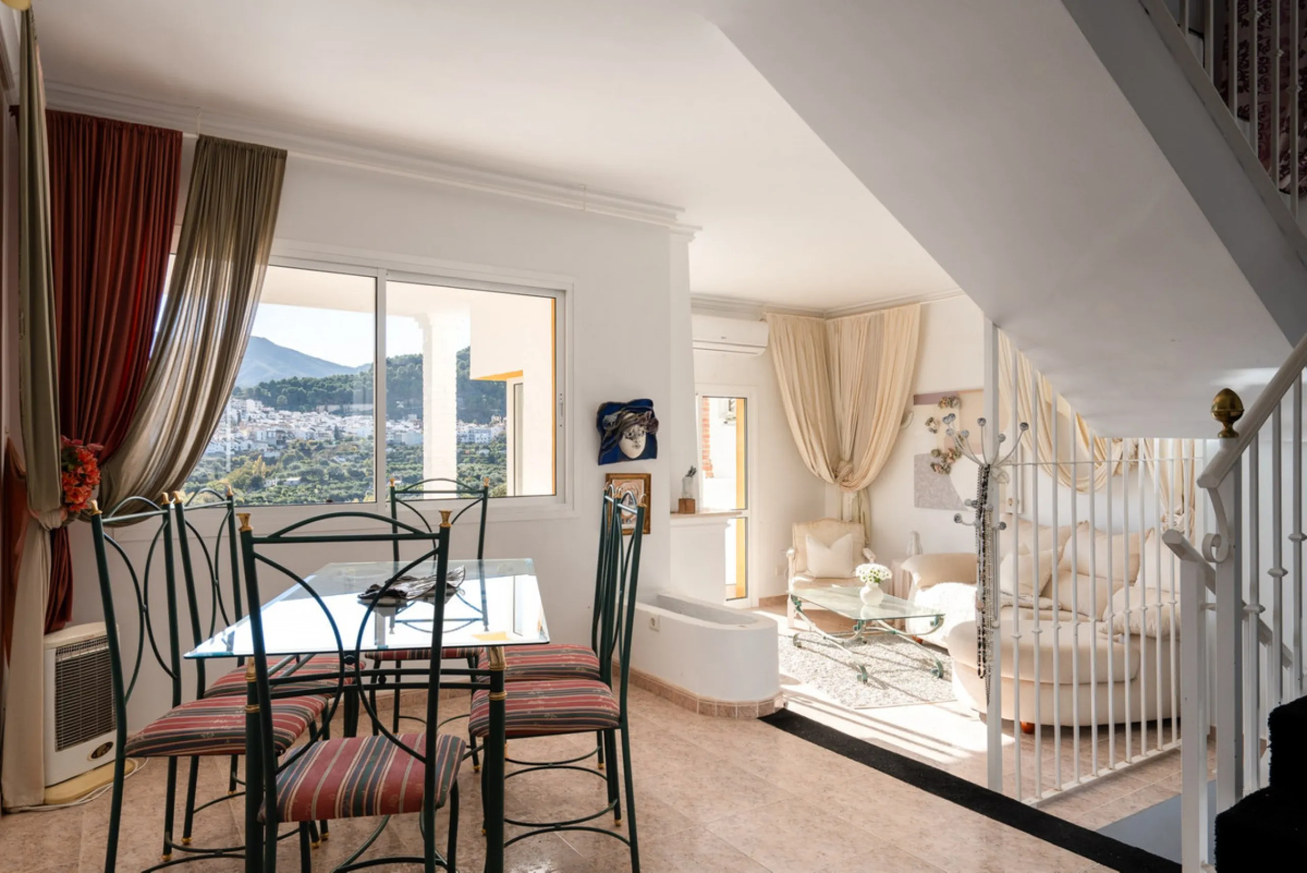 House - Townhouse в продаже в Monda, Málaga. В доме 3 спален и 2 ванных комнат. Площадь дома 237 м²