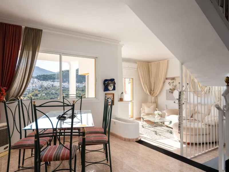 House - Townhouse в продаже в Monda, Málaga. В доме 3 спален и 2 ванных комнат. Площадь дома 237 м²