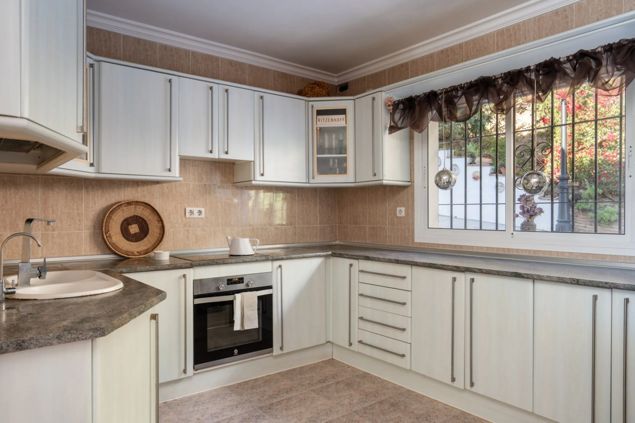 House - Townhouse в продаже в Monda, Málaga. В доме 3 спален и 2 ванных комнат. Площадь дома 237 м²