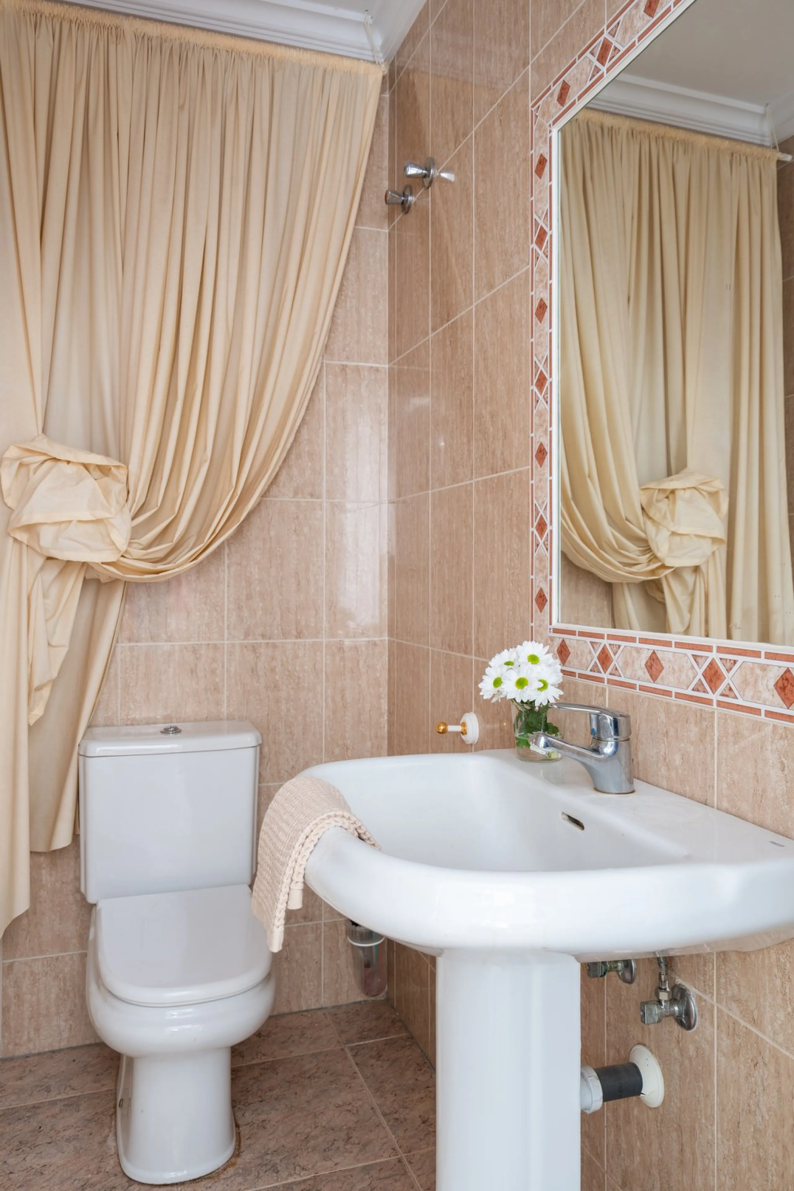 House - Townhouse в продаже в Monda, Málaga. В доме 3 спален и 2 ванных комнат. Площадь дома 237 м²