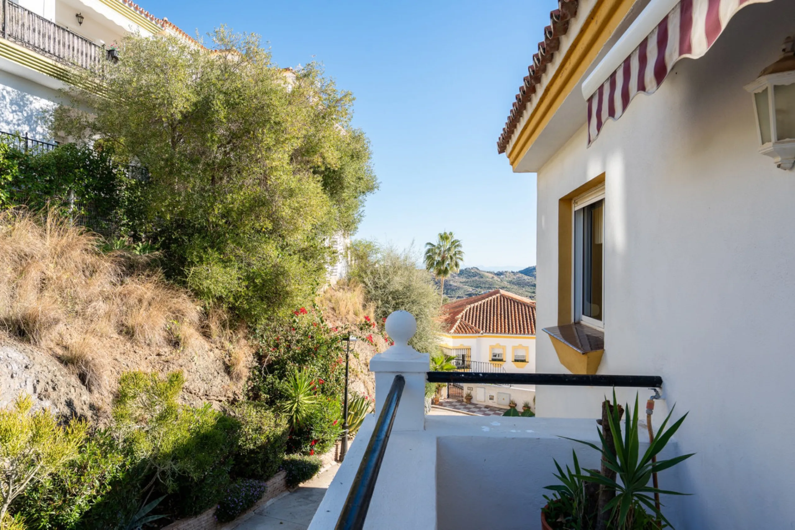House - Townhouse в продаже в Monda, Málaga. В доме 3 спален и 2 ванных комнат. Площадь дома 237 м²
