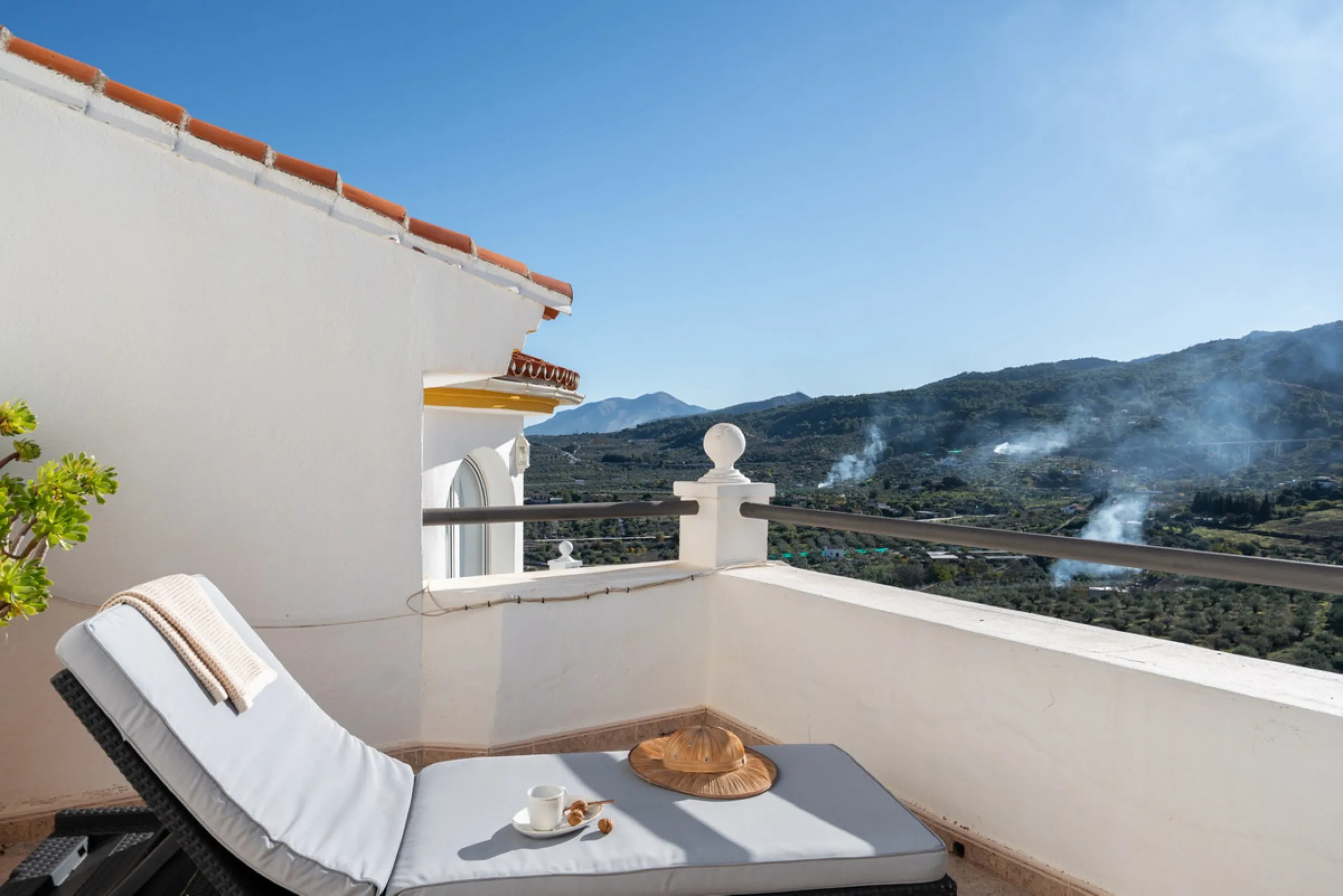 House - Townhouse в продаже в Monda, Málaga. В доме 3 спален и 2 ванных комнат. Площадь дома 237 м²