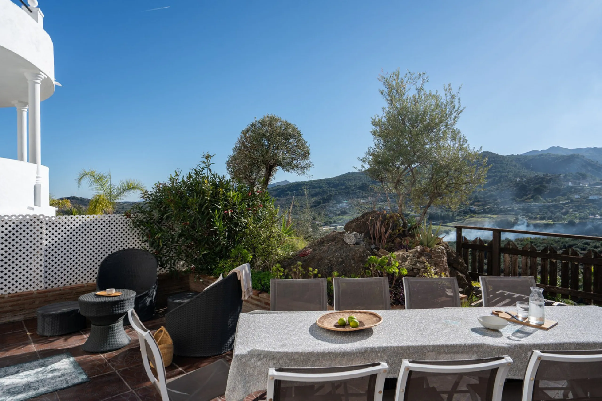 House - Townhouse в продаже в Monda, Málaga. В доме 3 спален и 2 ванных комнат. Площадь дома 237 м²