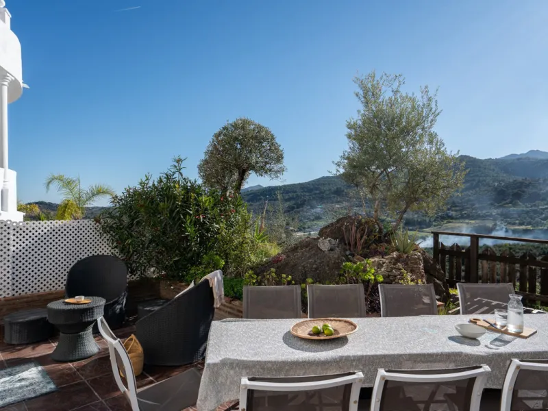 House - Townhouse в продаже в Monda, Málaga. В доме 3 спален и 2 ванных комнат. Площадь дома 237 м²