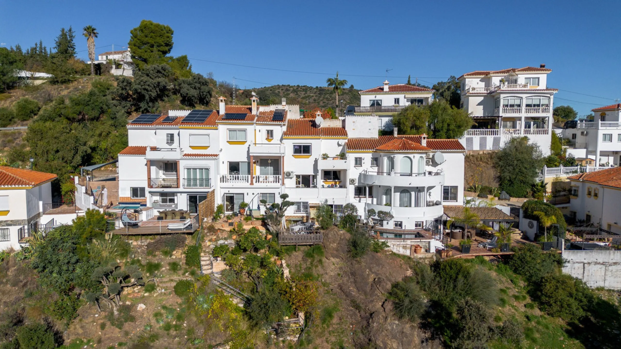 House - Townhouse в продаже в Monda, Málaga. В доме 3 спален и 2 ванных комнат. Площадь дома 237 м²