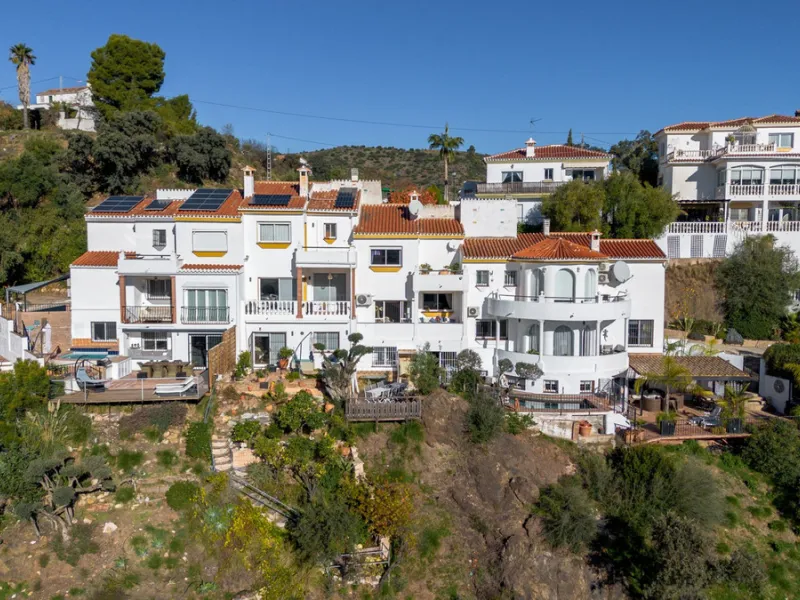 House - Townhouse в продаже в Monda, Málaga. В доме 3 спален и 2 ванных комнат. Площадь дома 237 м²