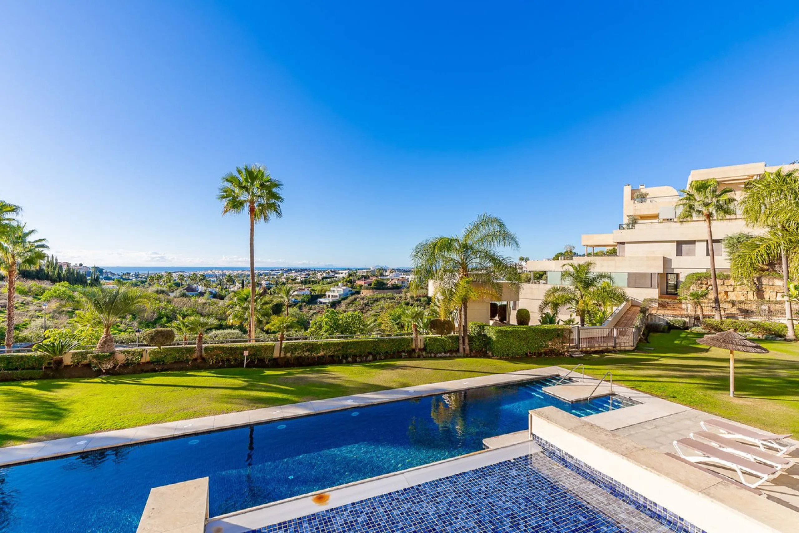 Stunning 2-Bedroom Apartment with Panoramic Views – Los Arrayanes, Nueva Andalucía