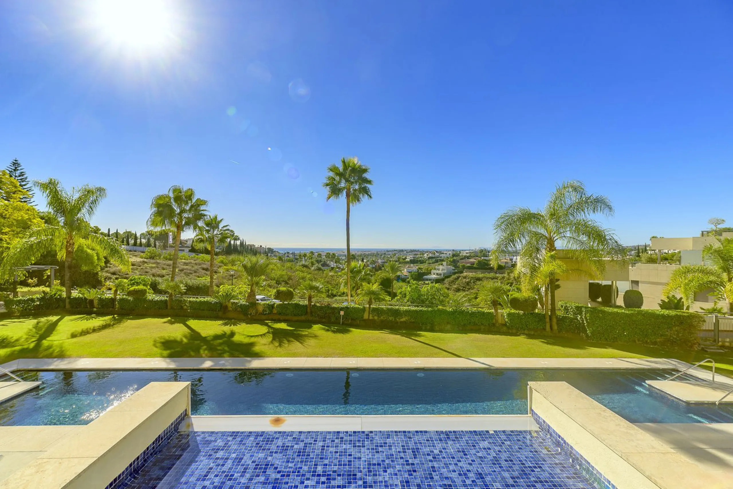 Stunning 2-Bedroom Apartment with Panoramic Views – Los Arrayanes, Nueva Andalucía